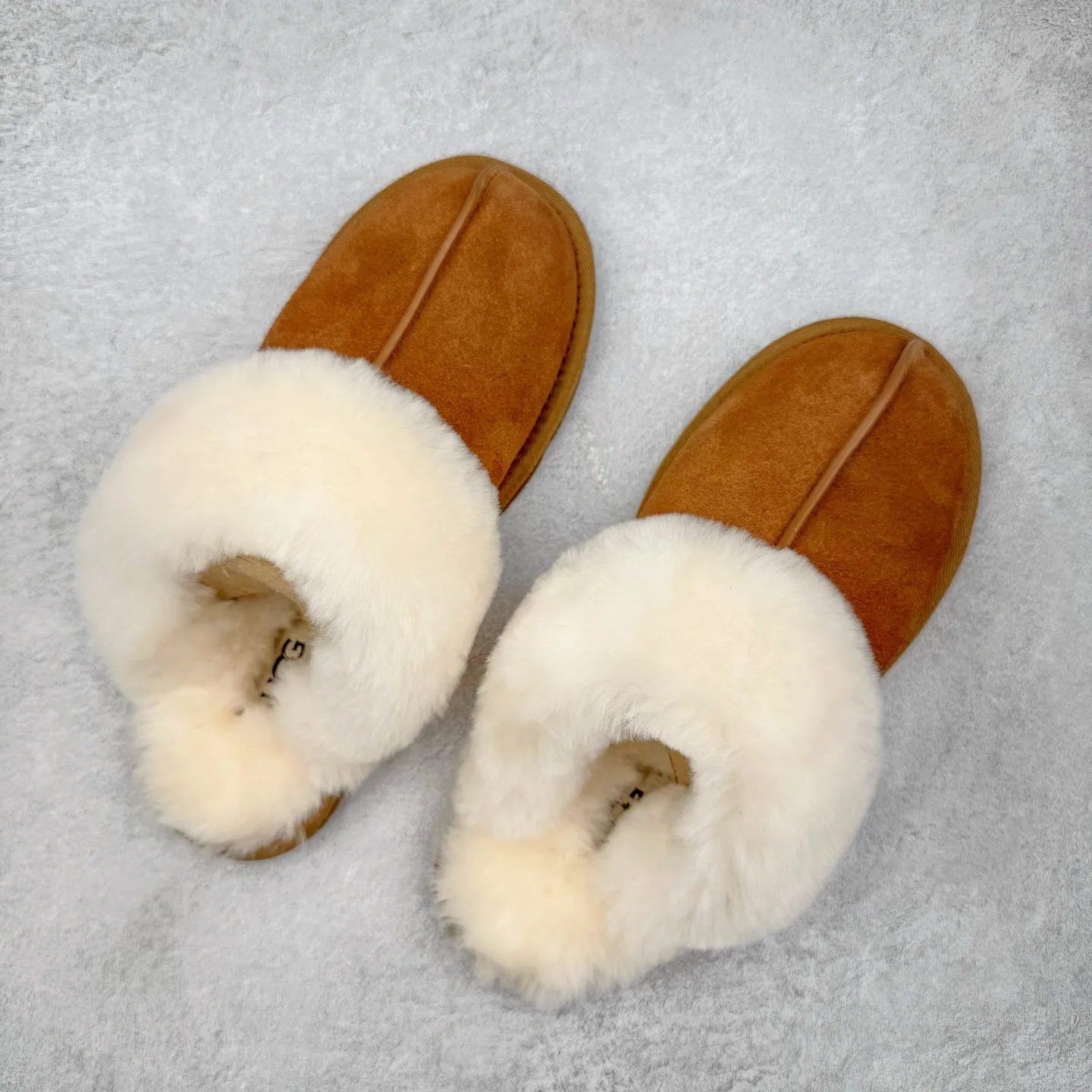 Pick up locally 💰 440 UGG slippers 2550 Star thin-soled autumn and winter sheep fur integrated snow boots. All shoes are made from the same factory as ZP. Longfeng A-grade Australian imported sheep fur integrated brand OEM production line. Fully follow the ZP process. OEM original pattern maker. Adhering to the principle of no original shoes and no development selection. Pay attention to every detail. The most authentic version on the market TREADLITE "Light Wing" technology outsole Lightweight/durable/flexible/pile size: 35 36 37 38 39 40 Coding: by2936040